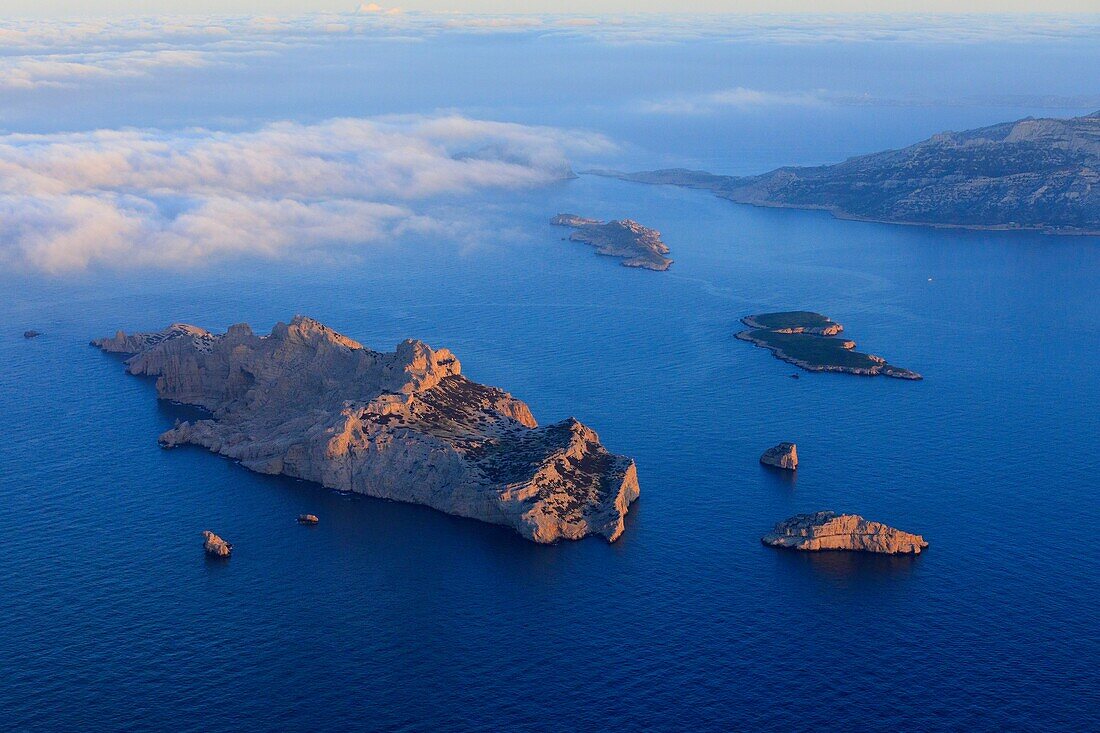 Frankreich, Bouches du Rhone, Calanques-Nationalpark, Marseille, Naturschutzgebiet Riou-Archipel, Insel Riou (Luftbild)