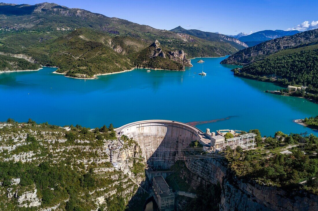 Frankreich, Alpes de Haute Provence, der Stausee von Castillon, der das Wasser des Flusses Verdon zurückhält, Riesensonnenuhr auf der 100 Meter hohen Mauer (Luftaufnahme)