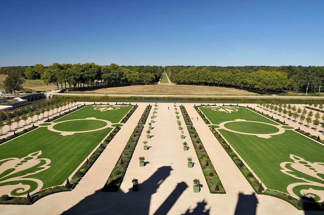 Frankreich, Loir et Cher, Loire-Tal, von der UNESCO zum Weltkulturerbe erklärt, Chambord, das königliche Schloss, Schatten des Schlosses auf den französischen Gärten