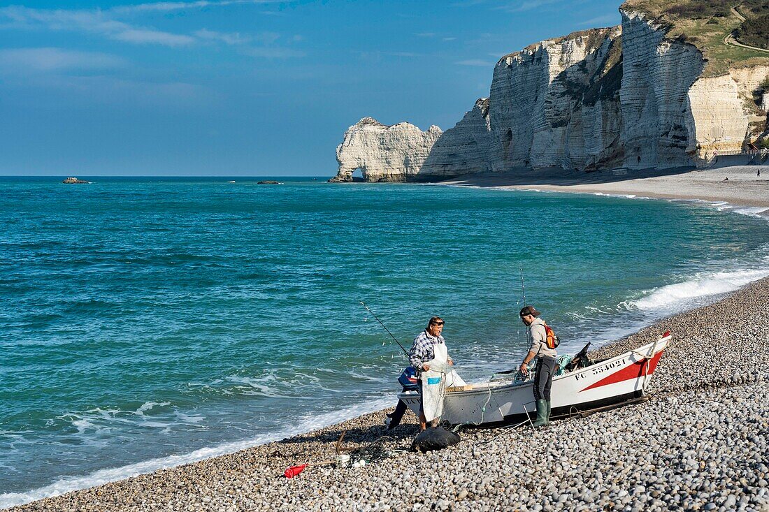 Frankreich, Seine Maritime, Cote d'albatre, Etretat, Fischer am Strand