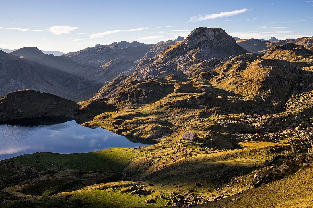 Frankreich, Pyrenees Atlantiques, Bearn, Wandern in den Pyrenäen, GR10 Wanderweg, Blick auf die Seen von Gentau und auf die Hütte von Ayous