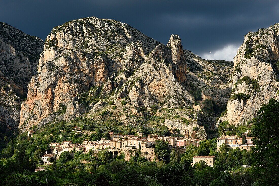 Frankreich, Alpes de Haute Provence, Parc Naturel Regional du Verdon, Dorf Moustiers Sainte Marie, mit der Aufschrift Les Plus Beaux Villages de France (Die schönsten Dörfer Frankreichs) und dem Stern von Moustier, der an einer Kette mehrere Dutzend Meter über dem Boden hängt