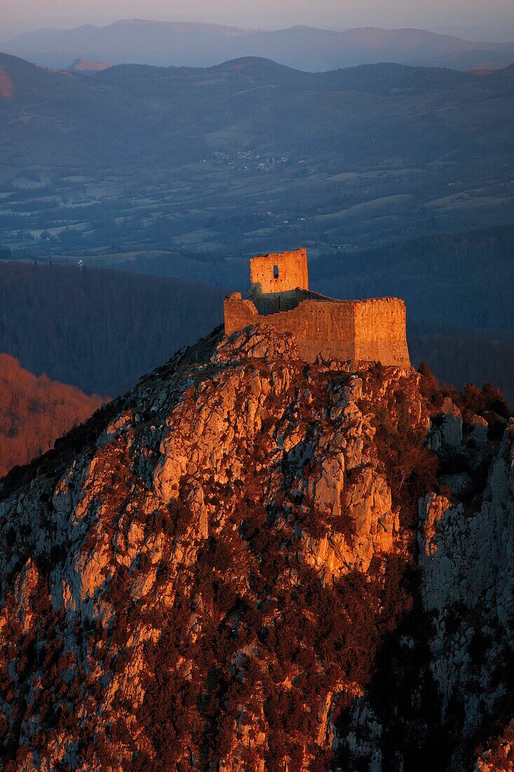 Frankreich, Pyrenäen, Ariege, Lavelanet, Montsegur, Luftaufnahme der Burg von Montsegur bei Sonnenaufgang