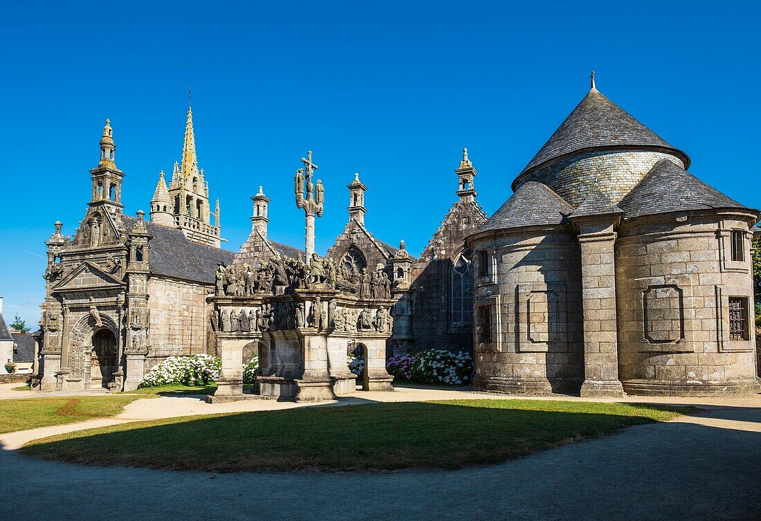 Frankreich, Finistere, Guimiliau, Guimiliau Pfarrei in der Nähe der Kirche Saint Miliau aus dem 16. und 17. Jahrhundert, Kirche und Kalvarienberg