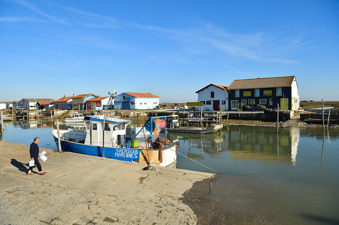 Frankreich, Charente Maritime, Saintonge, Marennes, der Austernhafen von La Cayenne an der Mündung des Flusses Seudre, Austernhütten und der Kanal von Marennes