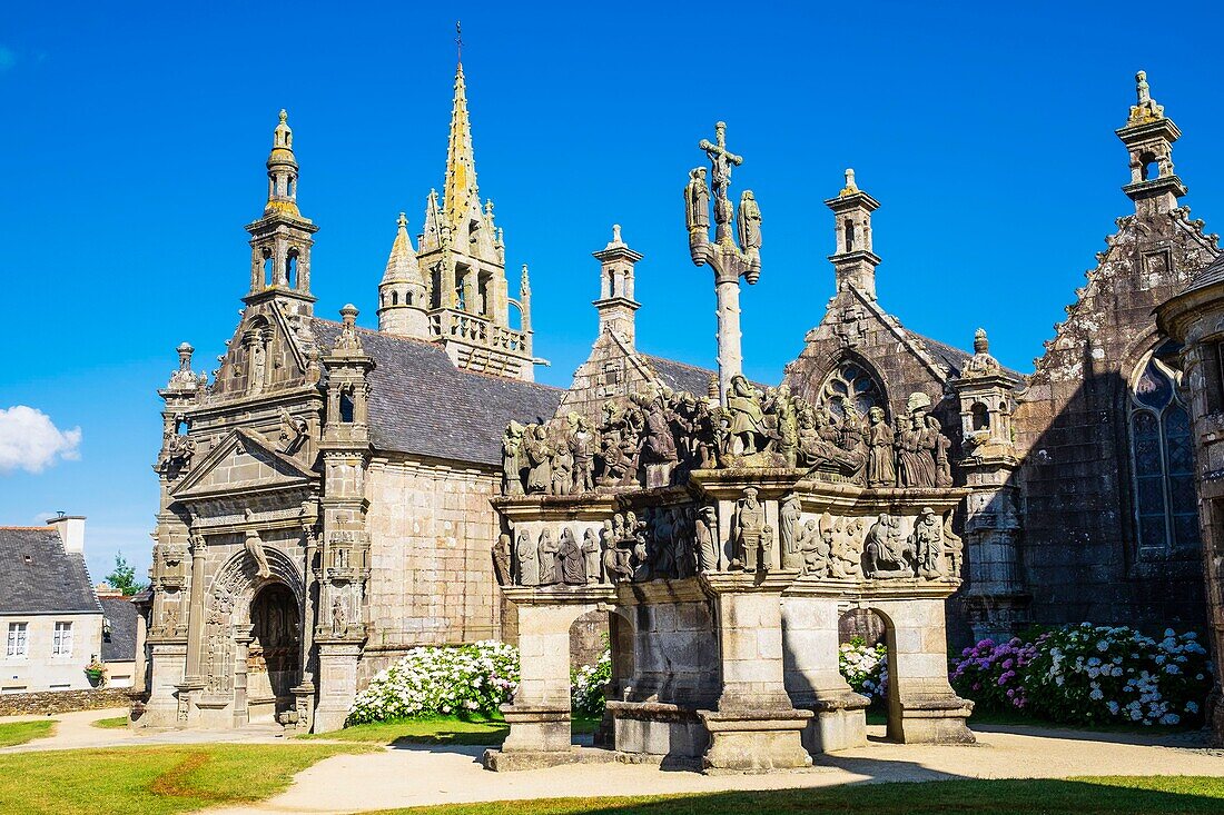 Frankreich, Finistere, Guimiliau, Pfarrei Guimiliau um die Kirche Saint Miliau aus dem 16. und 17. Jahrhundert, Kirche und Kalvarienberg