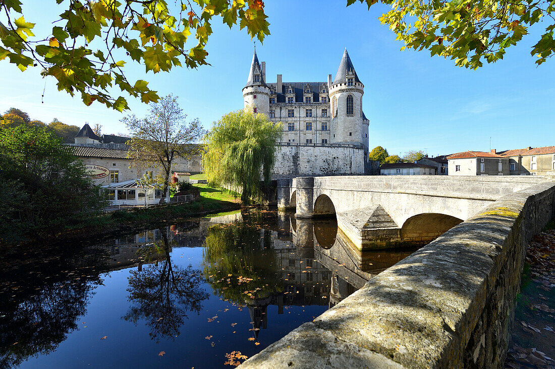 Frankreich, Charente , La Rochefoucauld , Schloss mit Blick auf den Tardoire