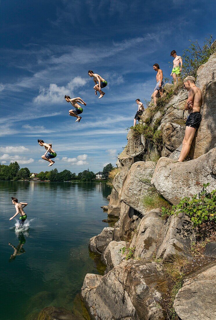 France, Puy de Dome, Charbonnieres les Vieilles, Gour de Tazenat, Maar volcano type, diving from the top of the rock