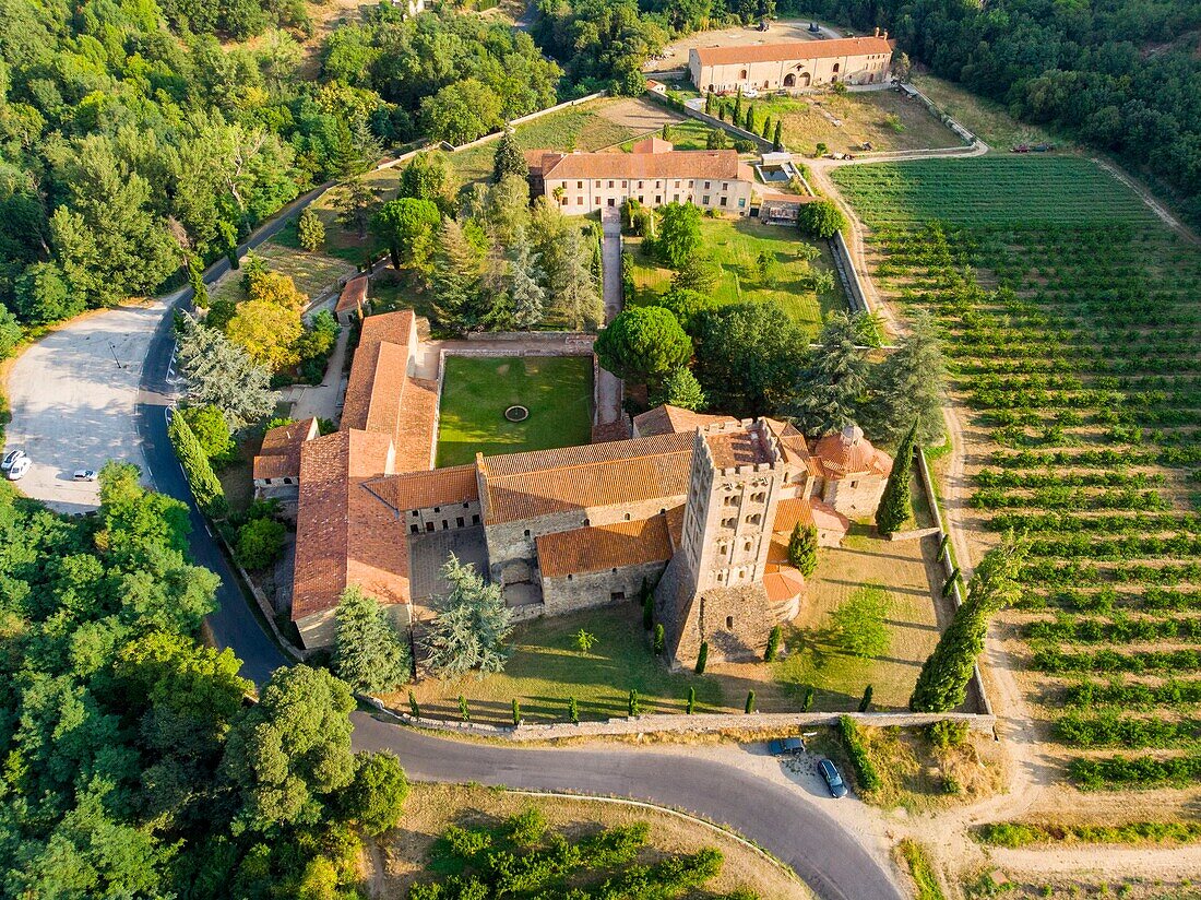 Frankreich, Pyrenees Orientales, Codalet, Abtei von Saint Michel de Cuxa, Regionaler Naturpark der katalanischen Pyrenäen (Luftaufnahme)
