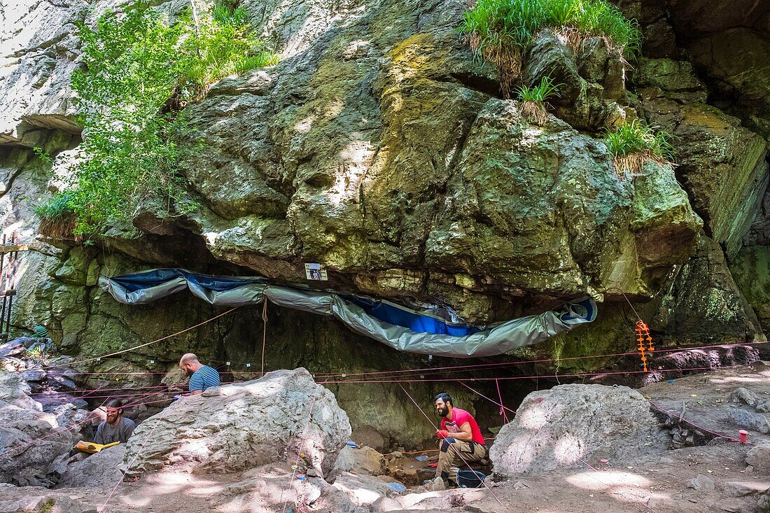 France, Finistere, Plougastel Daoulas, Plougastel Rocks, archaeological site of the rock shelter of the Empress Rock, discovered in 1987 by Michel Le Goffic