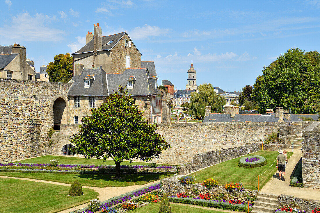 Frankreich, Morbihan, Golf von Morbihan, Vannes, Gesamtansicht der Stadtmauern, der Garten, das Tor von Poterne und die Kirche Saint-Patern im Hintergrund