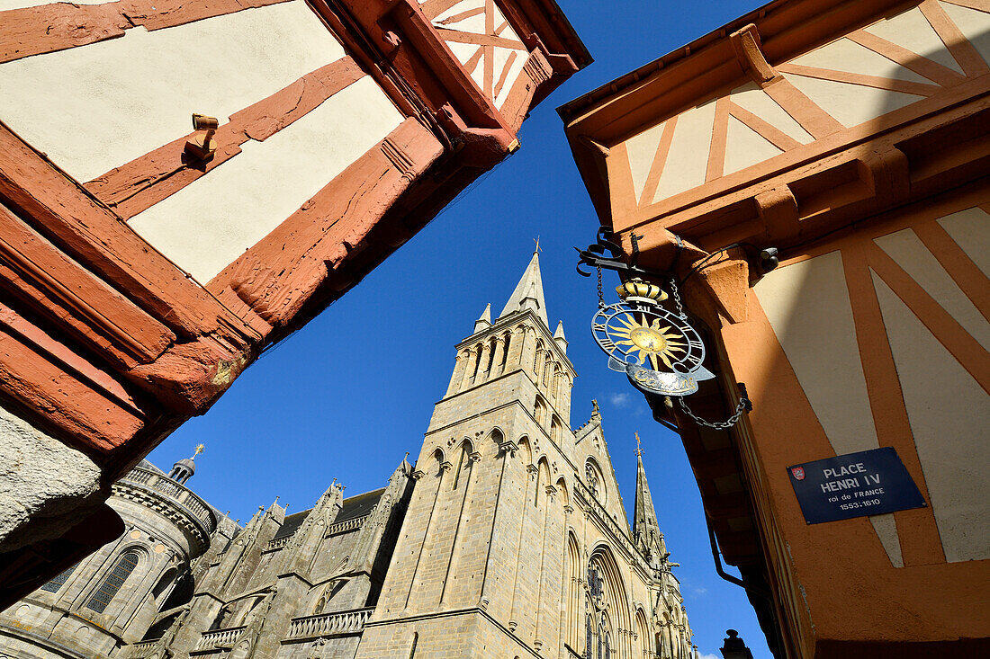 Frankreich, Morbihan, Golf von Morbihan, Vannes, die mittelalterliche Altstadt, Fachwerkhäuser am Platz Henri der Vierte und die Kathedrale Saint Pierre