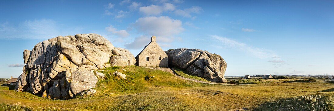 Frankreich, Finistere, Pagan Land, Legende Küste, Kerlouan, Meneham historisches Dorf, Das Meneham Haus umgeben von Felsen