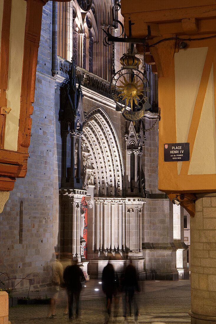 Frankreich, Morbihan, Golf von Morbihan, Vannes, die mittelalterliche Altstadt, Fachwerkhäuser auf dem Platz Henri der Vierte und die Kathedrale Saint Pierre