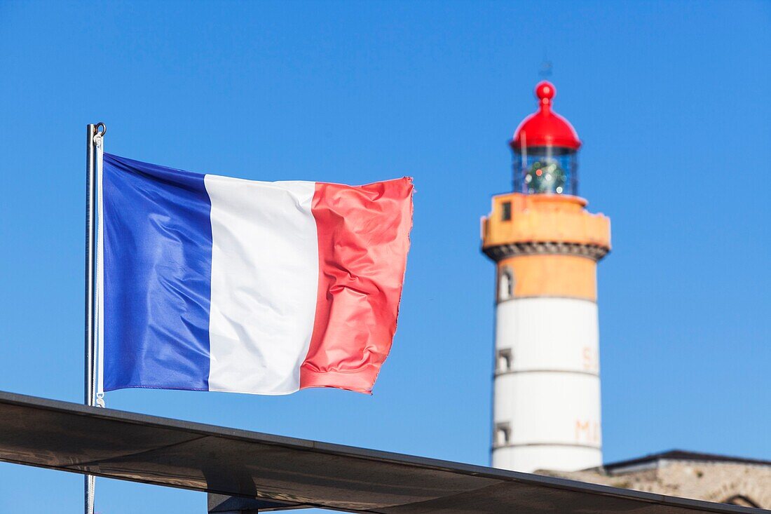 Frankreich, Finistere, Plougonvelin, Pointe Saint Mathieu, Die Fregattenflagge und der Leuchtturm von Saint Mathieu unter Denkmalschutz