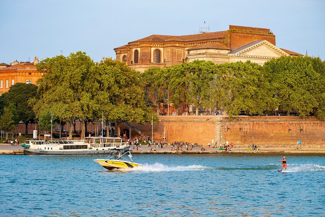 Frankreich, Haute Garonne, Toulouse, Wasserski auf der Garonne