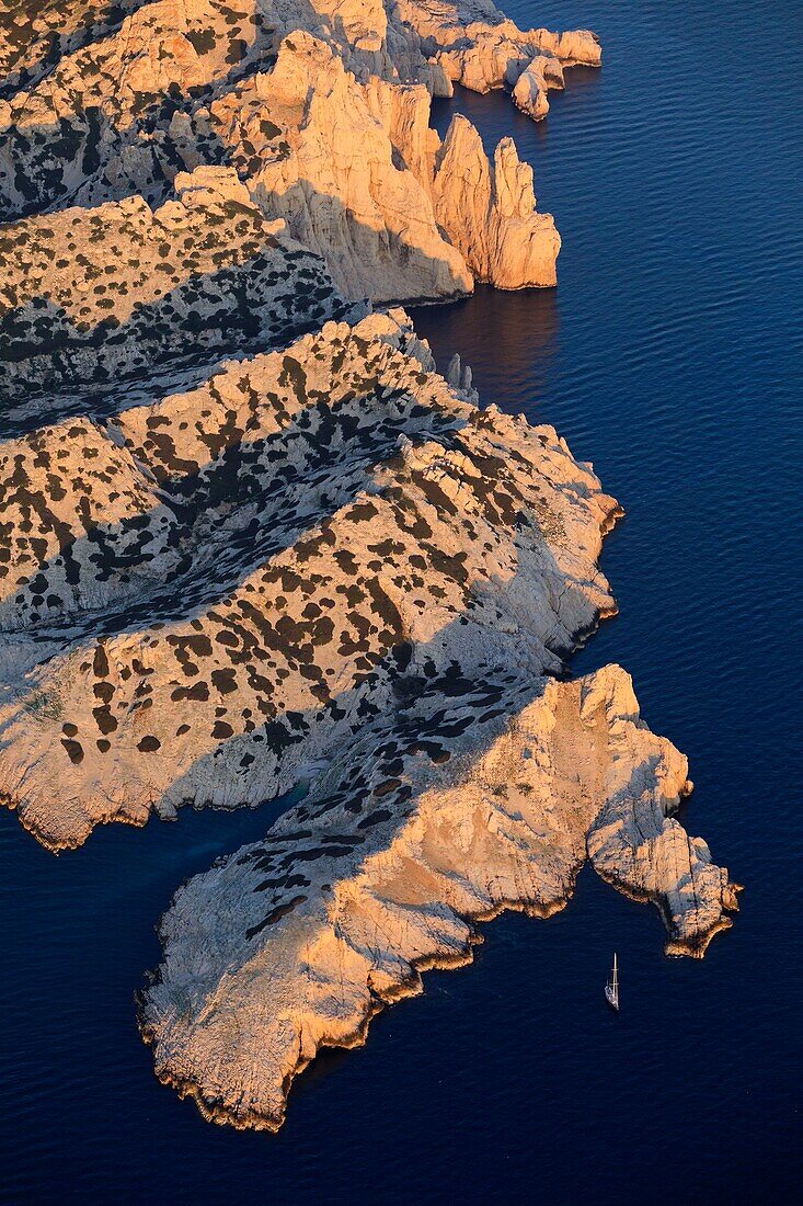 Frankreich, Bouches du Rhone, Nationalpark Calanques, Marseille, Naturschutzgebiet Riou-Archipel, Insel Riou, Pointe de Fontagne, Segelboot in der Calanque de Boulegeade und Fontan-Bucht, Calanque des Contrebandiers im Hintergrund (Luftaufnahme)