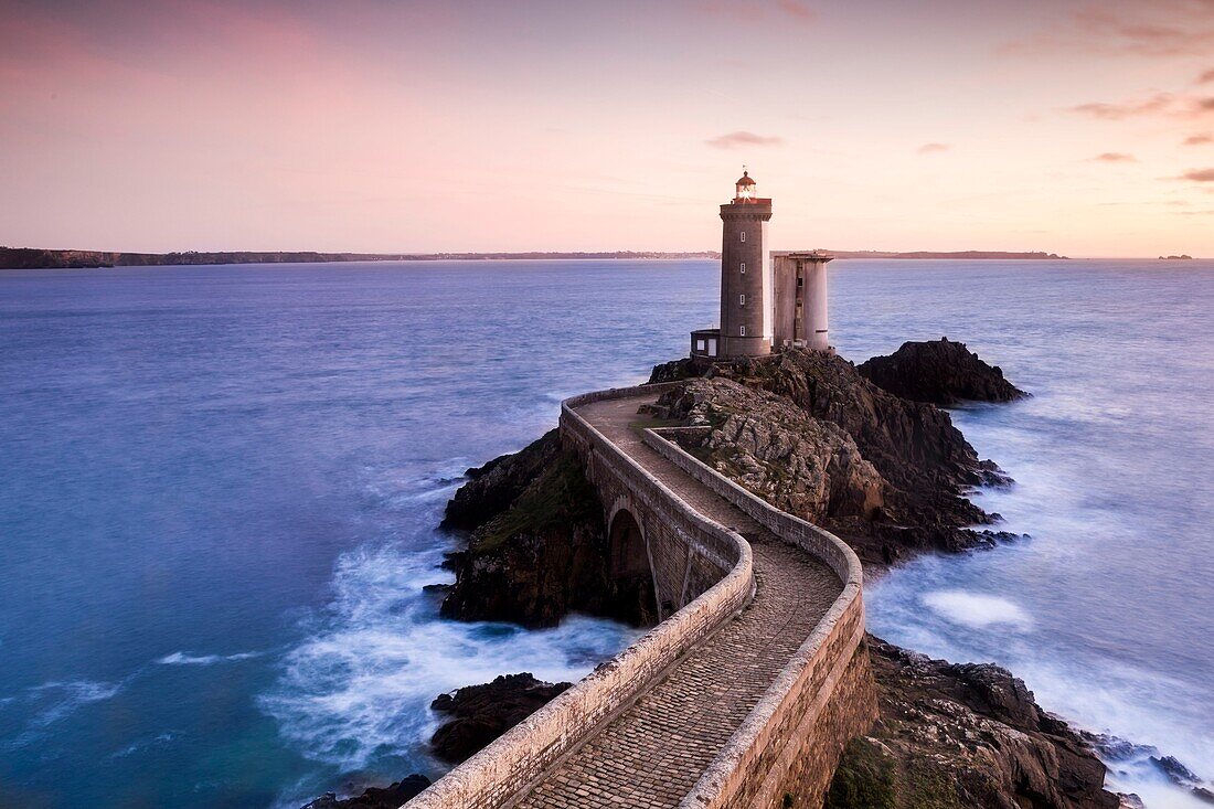 Frankreich, Finistere, Plouzane, Meeresnationalpark Iroise, Blaue Stunde auf dem Leuchtturm Petit Minou