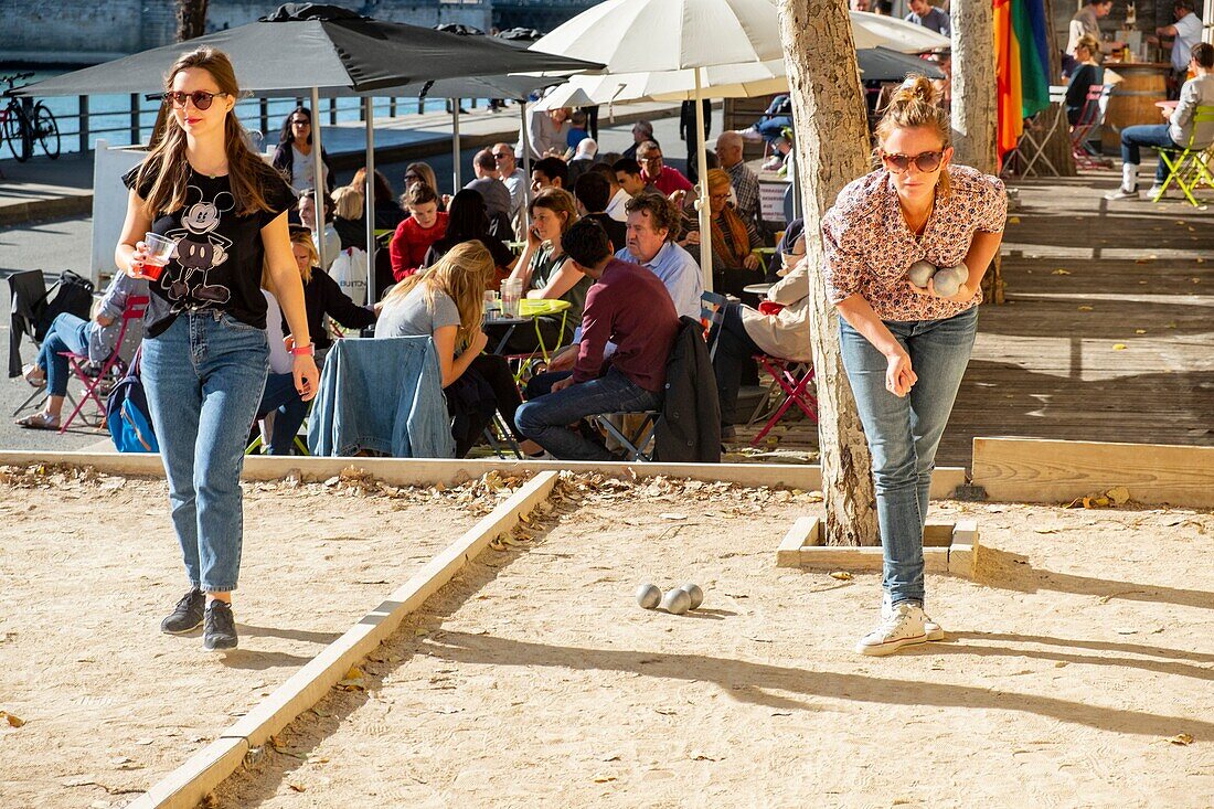 France, Paris, Parc des Rives de Seine, game of petanque