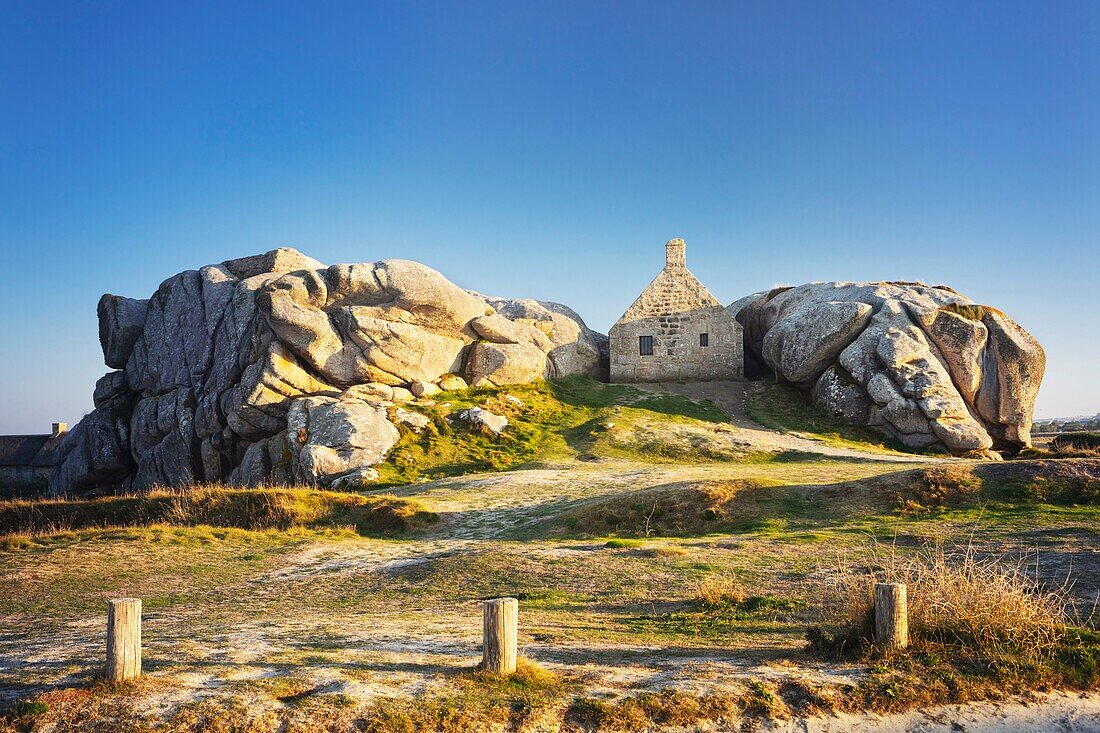 Frankreich, Finistere, Heidenland, Legendenküste, Kerlouan, Meneham historisches Dorf, Das Haus von Meneham umgeben von Felsen