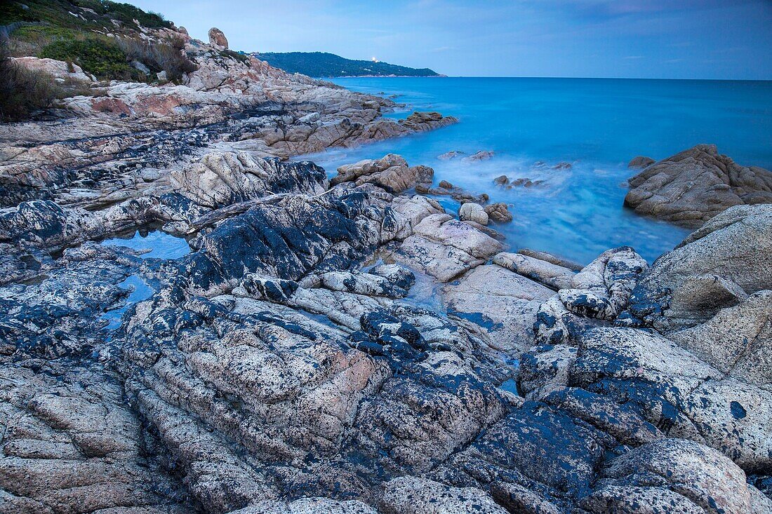 Frankreich, Var, Halbinsel von Saint Tropez, Ramatuelle, Kap Taillat, Verschmutzung durch die Kollision zweier Schiffe vor Korsika am 07.10.2018, von den Wellen auf die Felsen geschleudertes Öl