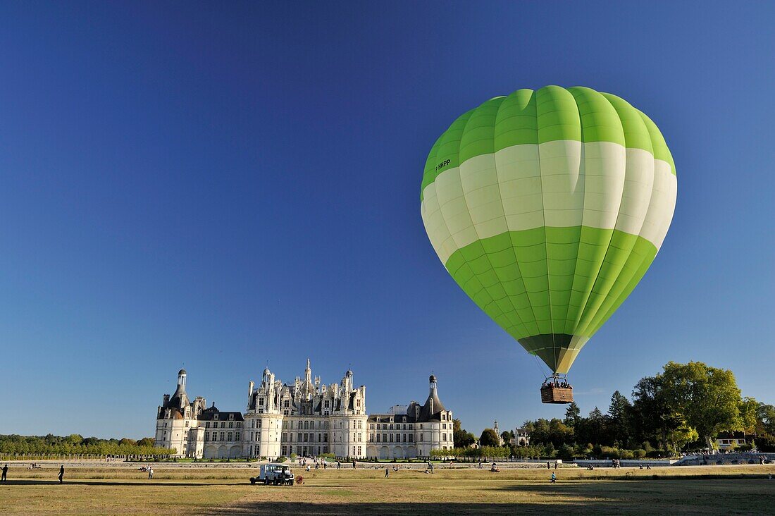 Frankreich, Loir et Cher, Tal der Loire, von der UNESCO zum Weltkulturerbe erklärt, Chambord, das königliche Schloss, Start aus einem grünen Ballon vor dem Schloss