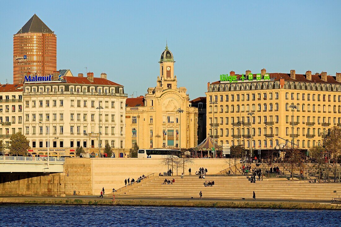 Frankreich, Rhône, Lyon, 3. Arrondissement, Stadtviertel La Guillotière, Berge Karen Blixen, Platz Antonin Jutard, historischer Ort, der von der UNESCO zum Weltkulturerbe erklärt wurde, Palast der Gegenseitigkeit und Turm LCL La Part Dieu im Hintergrund