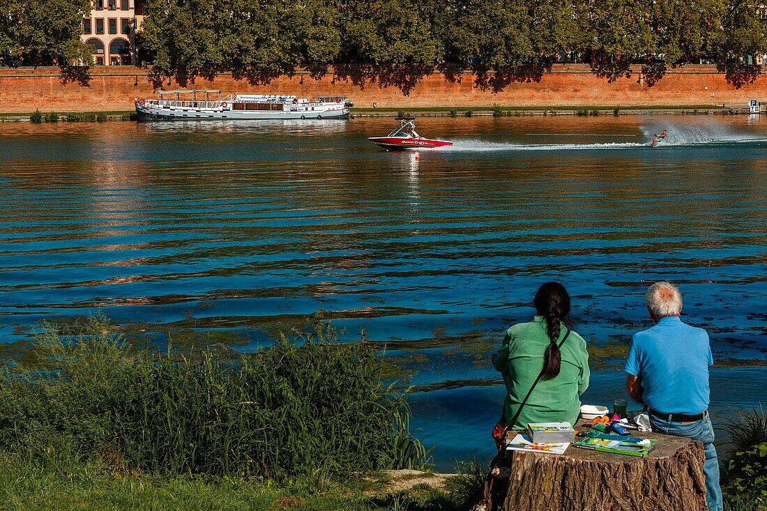 Frankreich, Haute-Garonne, Toulouse, gelistet bei Great Tourist Sites in Midi-Pyrenees, Anlegestelle Tounis, Sportler beim Wasserskifahren auf der Garonne unter den Blicken von Spaziergängern