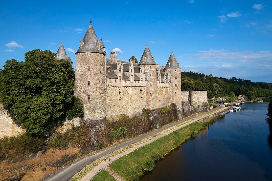 Frankreich, Morbihan, Halt auf dem Jakobsweg, Josselin, mittelalterliches Dorf, Schloss Josselin im flammenden gotischen Stil am Ufer des Flusses Oust (Luftaufnahme)