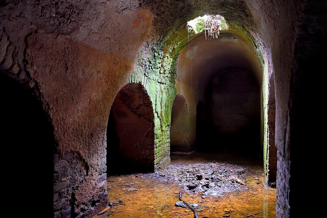 Frankreich, Var, Frejus, Forum Julii, Überbleibsel der Zisterne aus der augusteischen Zeit unter der Plattform, wo sich die römische Verwaltungsstadt befand