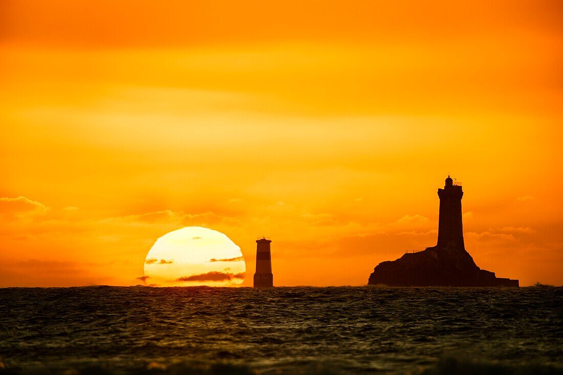 Frankreich, Finistere, Plogoff, Raz de Sein, Pointe du raz Sonnenuntergang über dem Leuchtturm La Vieille, denkmalgeschützt