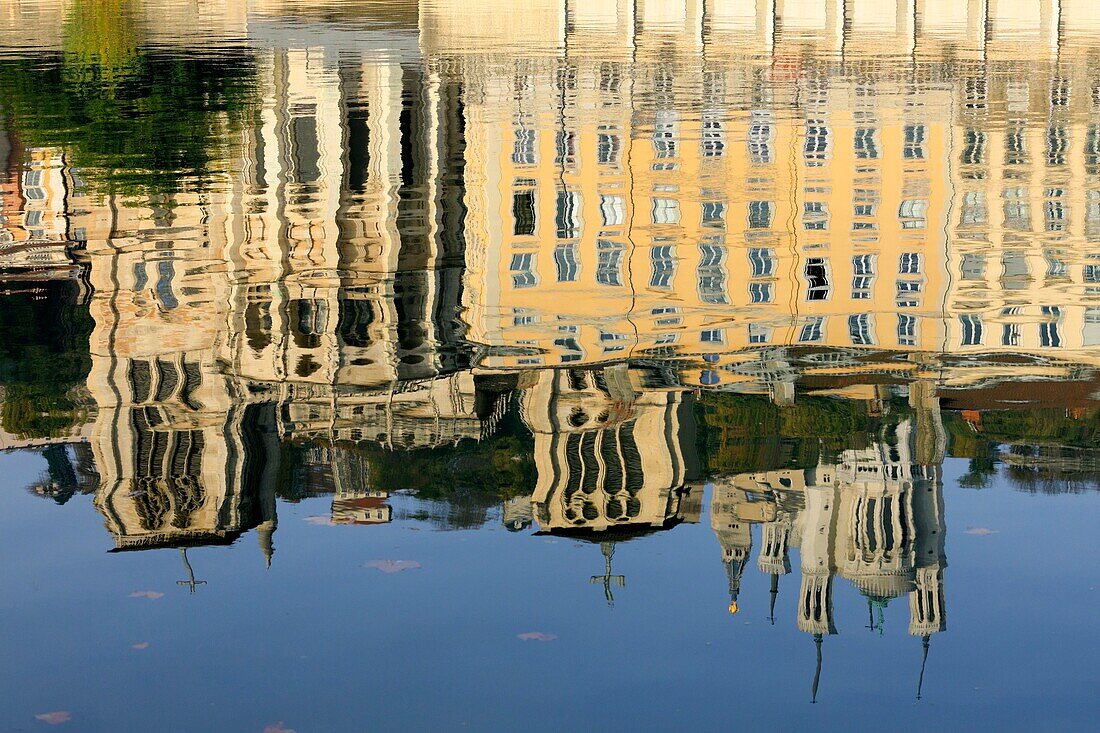 Frankreich, Rhone, Lyon, Spiegelungen der Basilika Notre Dame de Fourviere an der Saone