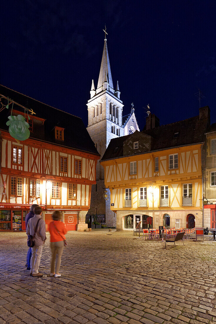 Frankreich, Morbihan, Golf von Morbihan, Vannes, die mittelalterliche Altstadt, die Fachwerkhäuser am Platz Henri der Vierte und die Kathedrale Saint Pierre