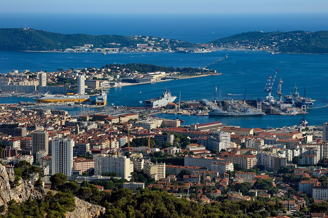 Frankreich, Var, Toulon, die Rade (Reede) und der Marinestützpunkt vom Berg Faron aus, der große Deich und die Halbinsel Saint Mandrier im Hintergrund