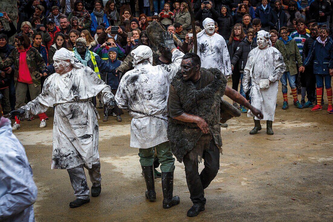 Frankreich, Pyrenees Orientales, Prats-de-Mollo, Lebensszene während des Bärenfestes beim Karneval