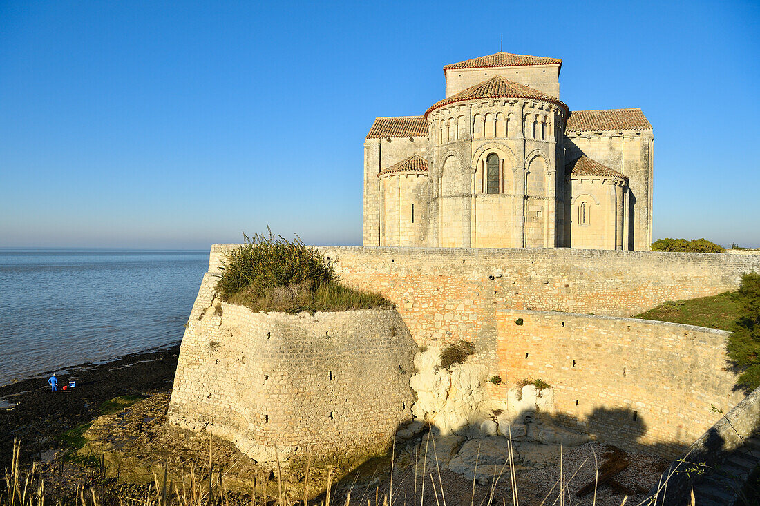 Frankreich, Charente Maritime, Mündung der Gironde, Saintonge, Talmont sur Gironde, Beschriftung Les Plus Beaux Villages de France (Die schönsten Dörfer Frankreichs), Die romanische Kirche St Radegonde aus dem XII Jahrhundert, Apsis