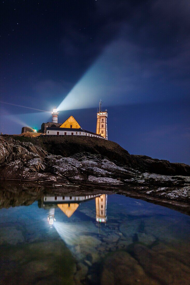 Frankreich, Finistere, Plougonvelin, Kap Saint Mathieu, Spiegeleffekt am denkmalgeschützten Leuchtturm Saint Mathieu