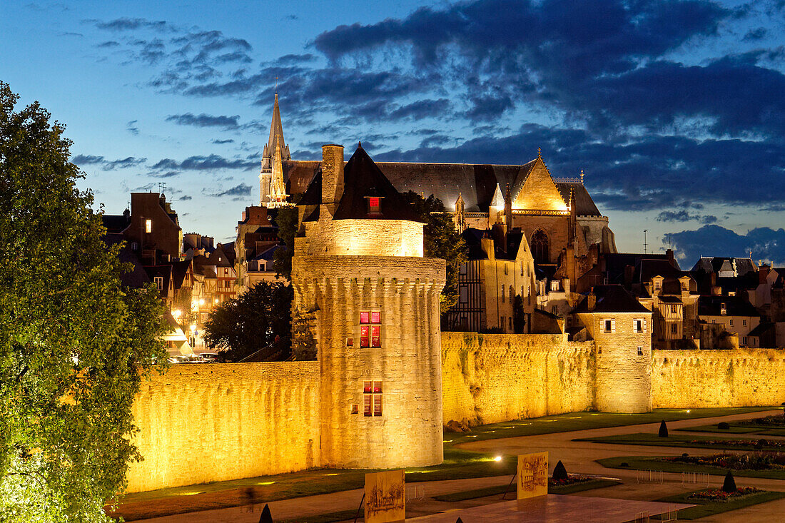 Frankreich, Morbihan, Golf von Morbihan, Vannes, die Stadtmauern, der Turm connetable (Kommandant des französischen Turms) und die Kathedrale St-Pierre im Hintergrund