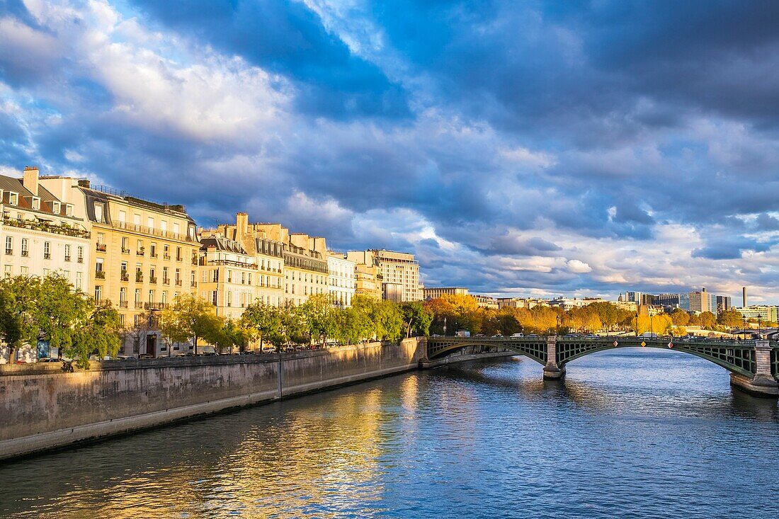 France, Paris, the banks of the Seine river listed as World Heritage by UNESCO, quai de Bethune on Ile Saint-Louis and Sully bridge