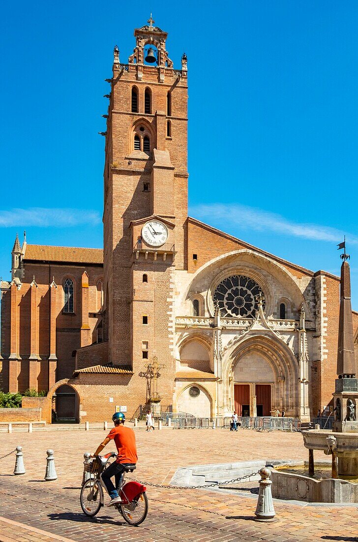 Frankreich, Haute Garonne, Toulouse, Radfahrer vor der Kathedrale Saint Etienne