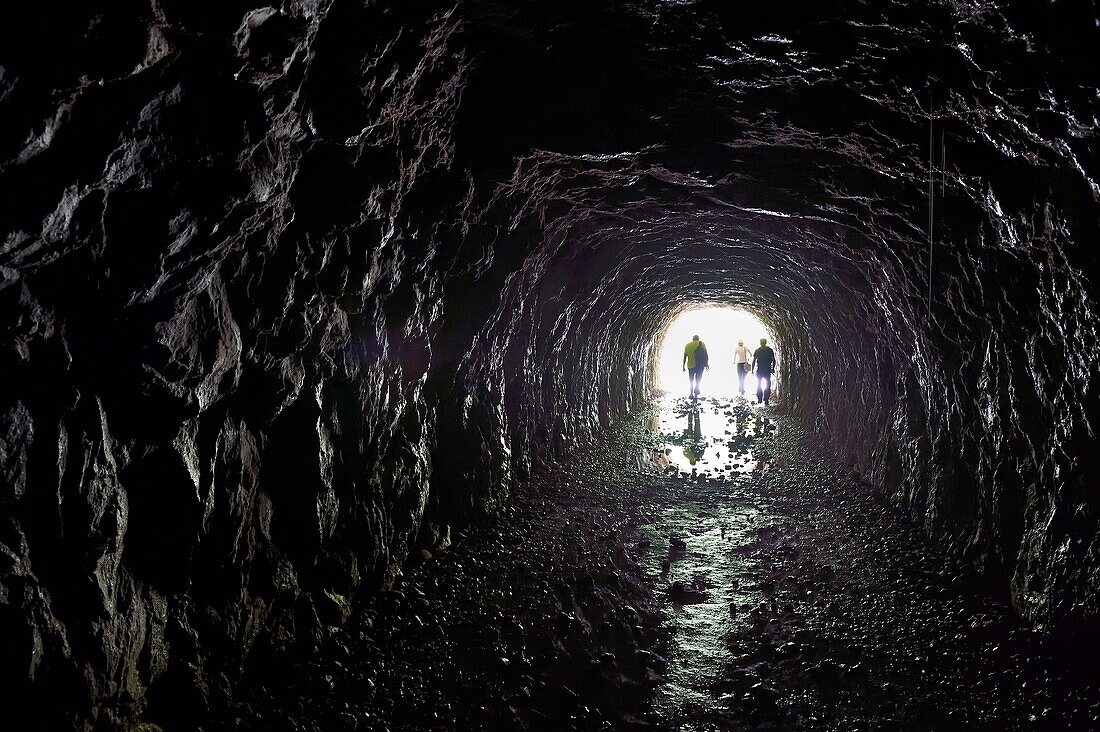 Frankreich, Alpes de Haute Provence, Parc Naturel Régional du Verdon, Rougon, Grand Canyon du Verdon, der Baou-Tunnel, der vom Weg Blanc Martel auf dem GR4 entlang des Samson-Korridors genommen wird