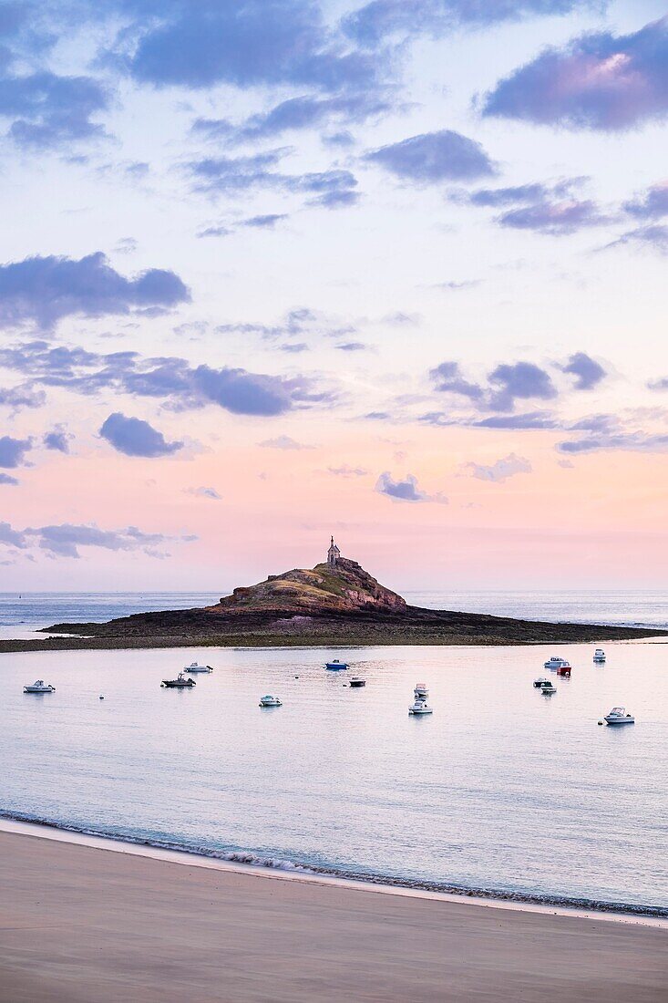 Frankreich, Cotes d'Armor, Erquy, Insel Saint Michel und Kapelle am Strand von Saint Michel