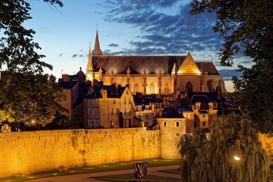 Frankreich, Morbihan, Golf von Morbihan, Vannes, die Festungsmauern und die Kathedrale St-Pierre im Hintergrund