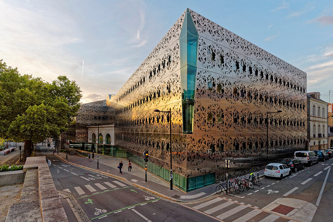 France, Loire Atlantique, Nantes, Rue de Sully, Conseil General (regional council) by Forma 6 architecture firm, panels designed by Beatrice Dacher (labelled High Quality Environmental)