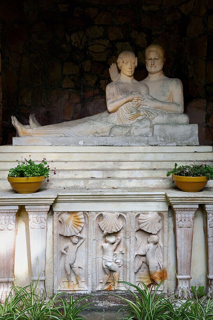 Frankreich, Alpes Maritimes, Cannes, die Villa Domergue, Grabmal des Malers Jean Gabriel Domergue und seiner Frau im etruskischen Stil
