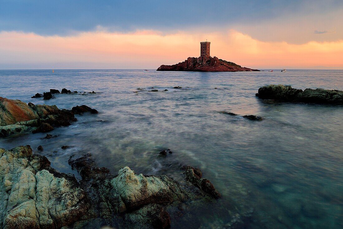 France, Var, Agay area next to Saint Raphael, Massif de l'Esterel (Esterel Massif), the Corniche d'Or, the ile d'Or island tower next to the Dramont cape