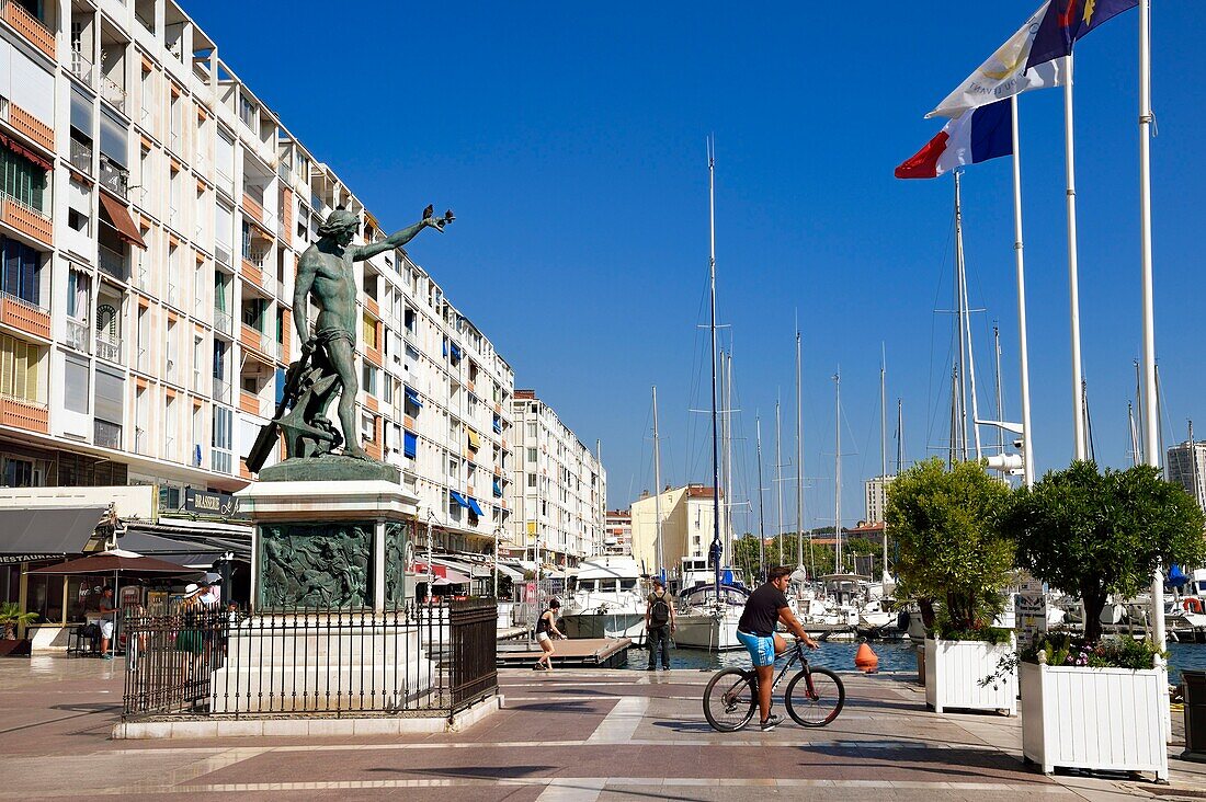 Frankreich, Var, Toulon, quai Kronstadt, die Statue des Genies der Schifffahrt vor den von De Mailly entworfenen Wohnblocks nach der Bombardierung 1944