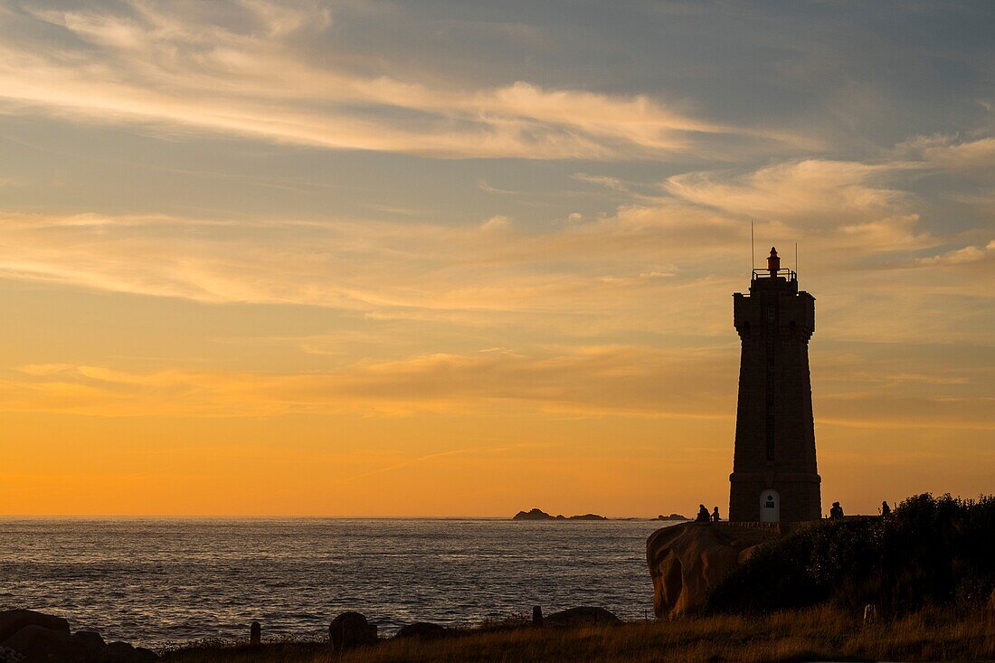 Frankreich, Cotes d'Armor, Ploumanach, Perros-Guirec, Rosa Granitküste, der Leuchtturm von Ploumanac'h oder der Leuchtturm von Mean Ruz bei Sonnenuntergang auf dem Wanderweg des Zolls oder GR Grande 34