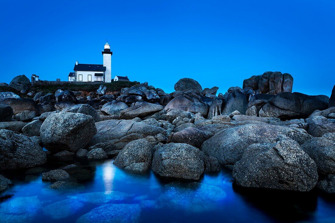 Frankreich, Finistere, Brignogan Plages, Pointe Beg Pol, Küste der Legende, Sonnenaufgang über dem Leuchtturm von Pontusval, denkmalgeschützt