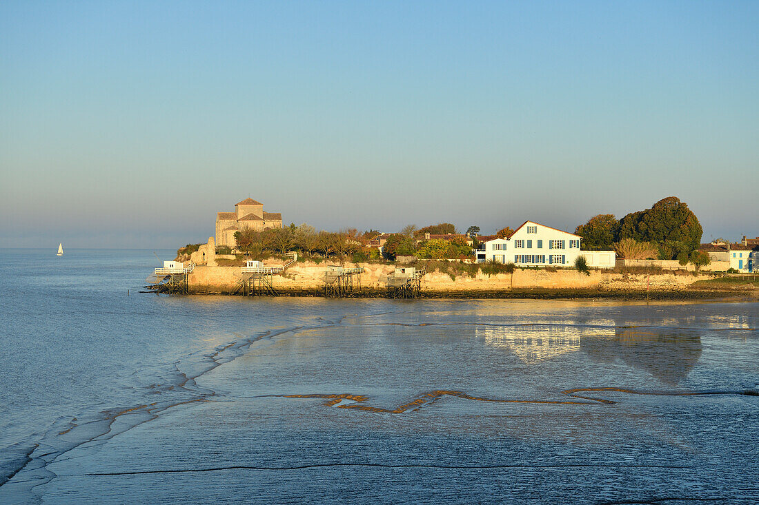 Frankreich, Charente Maritime, Mündung der Gironde, Saintonge, Talmont sur Gironde, mit dem Titel Les Plus Beaux Villages de France (Die schönsten Dörfer Frankreichs), die romanische Kirche St Radegonde aus dem XII.